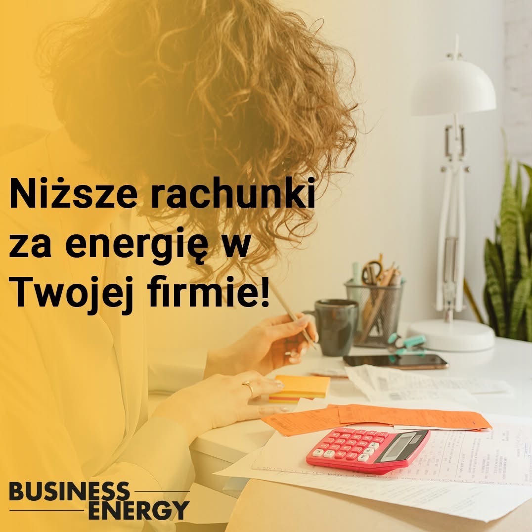 Kobieta analizuje rachunki za energię przy biurku z kalkulatorem i lampką, tekst 'Niższe rachunki za energię w Twojej firmie!' nałożony na zdjęcie.