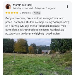 Kret wiert - Zrzut ekranu z opinią klienta o firmie wiertniczej, w której chwali on wykonaną studnię. Widoczny fragment instalacji studni na tle krajobrazu.