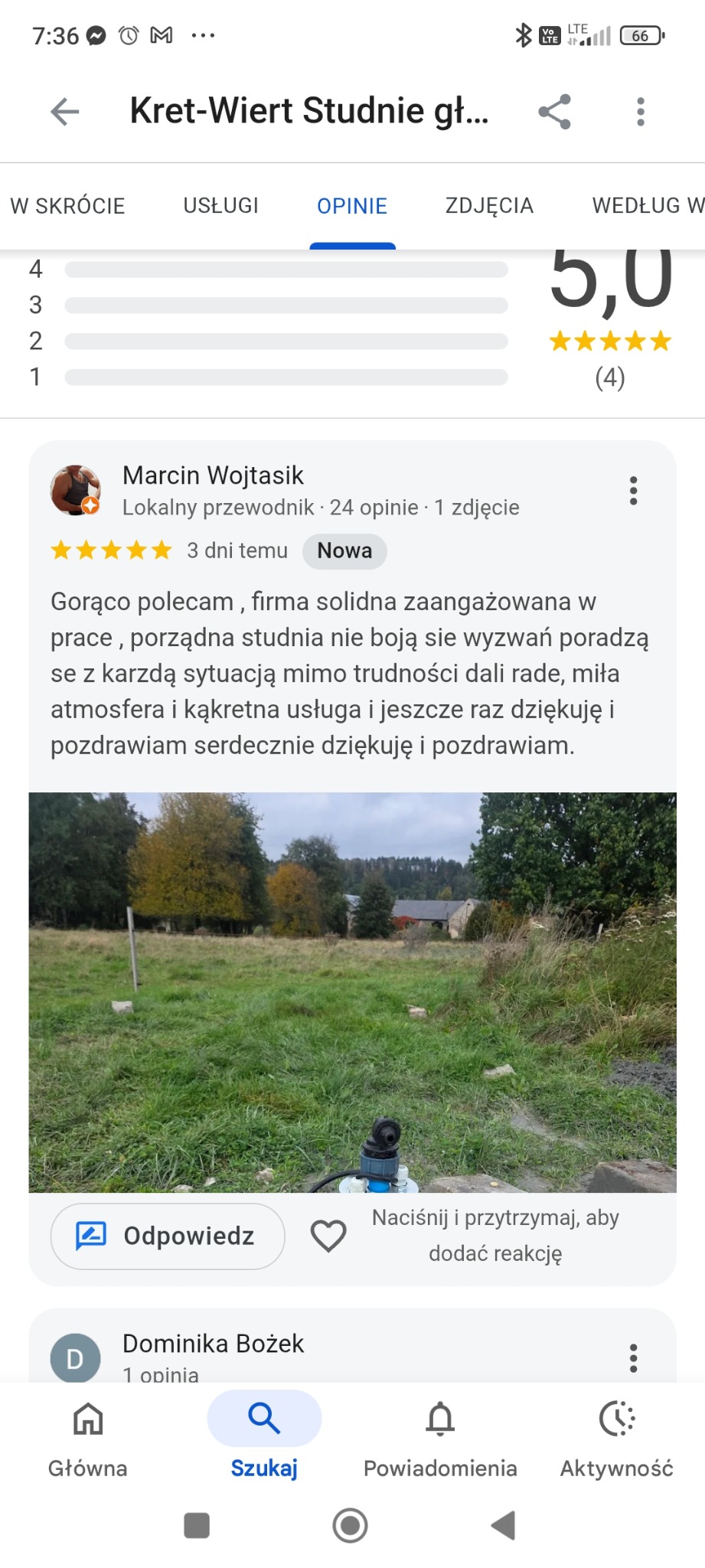 Zrzut ekranu z opinią klienta o firmie wiertniczej, w której chwali on wykonaną studnię. Widoczny fragment instalacji studni na tle krajobrazu.