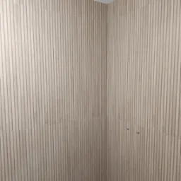 Ściana w łazience wyłożona pionowymi, drewnopodobnymi panelami z widocznymi fugami, przygotowane punkty instalacyjne na ścianie, fragment podłogi z materiałami budowlanymi.