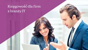 Kobieta i mężczyzna w strojach biznesowych, uśmiechnięci, patrzą na ekran laptopa. Fioletowy pasek z tekstem 'Księgowość dla firm z branży IT' w lewym górnym rogu.