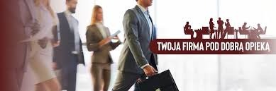 Grupa elegancko ubranych osób w biurze, mężczyzna z teczką na pierwszym planie, w tle napis 'Twoja firma pod dobrą opieką' i grafika przedstawiająca osoby przy stole.