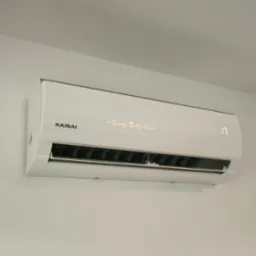 Biała jednostka klimatyzacji Kaisai zamontowana na ścianie, wyświetlająca temperaturę 17 stopni Celsjusza.