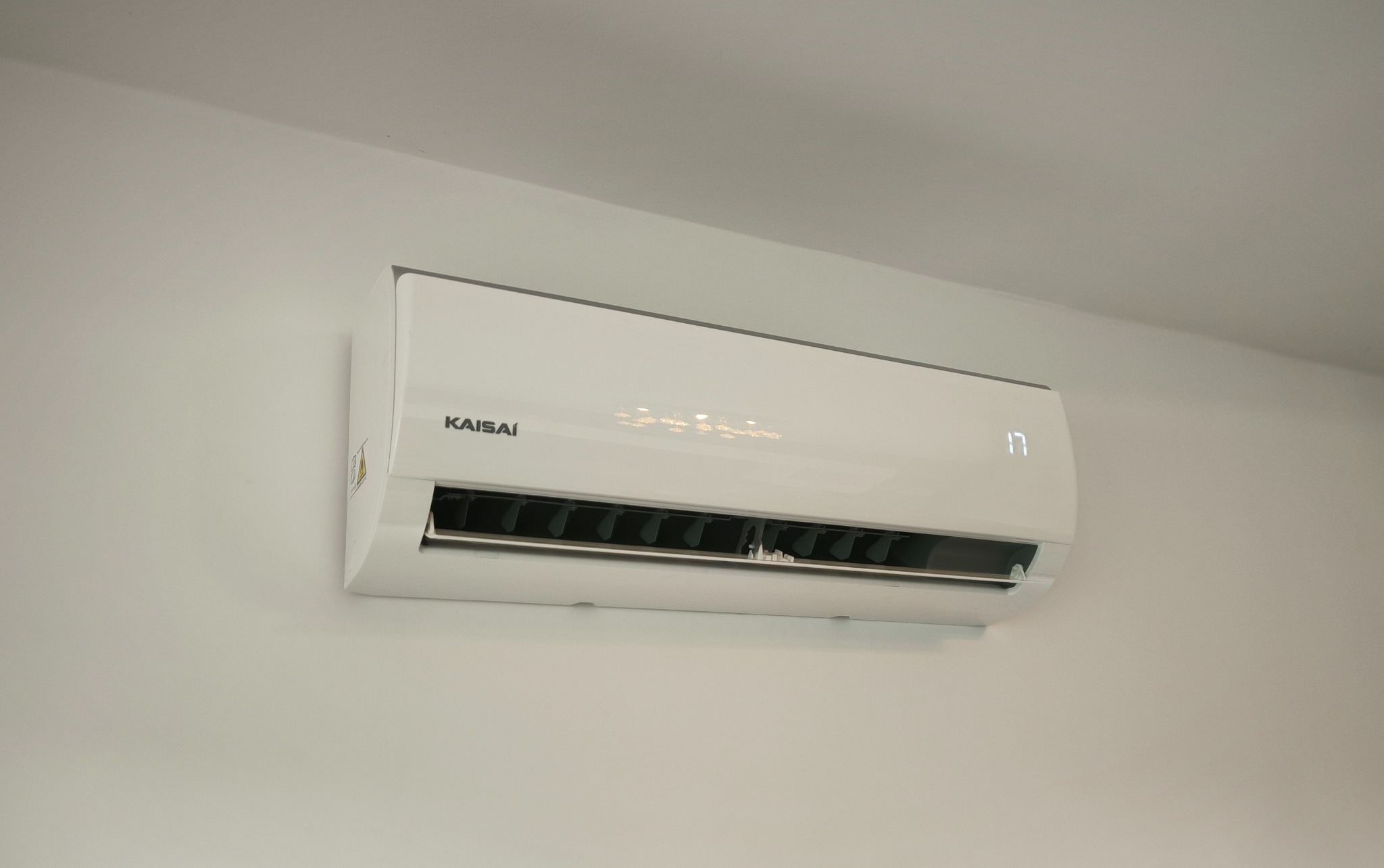Biała jednostka klimatyzacji Kaisai zamontowana na ścianie, wyświetlająca temperaturę 17 stopni Celsjusza.