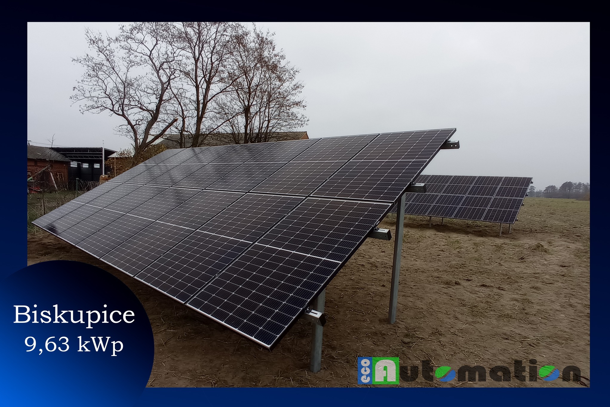 Panel fotowoltaiczny zamontowany na ziemi w Biskupicach, instalacja o mocy 9,63 kWp, widoczne drzewa w tle, pochmurne niebo.