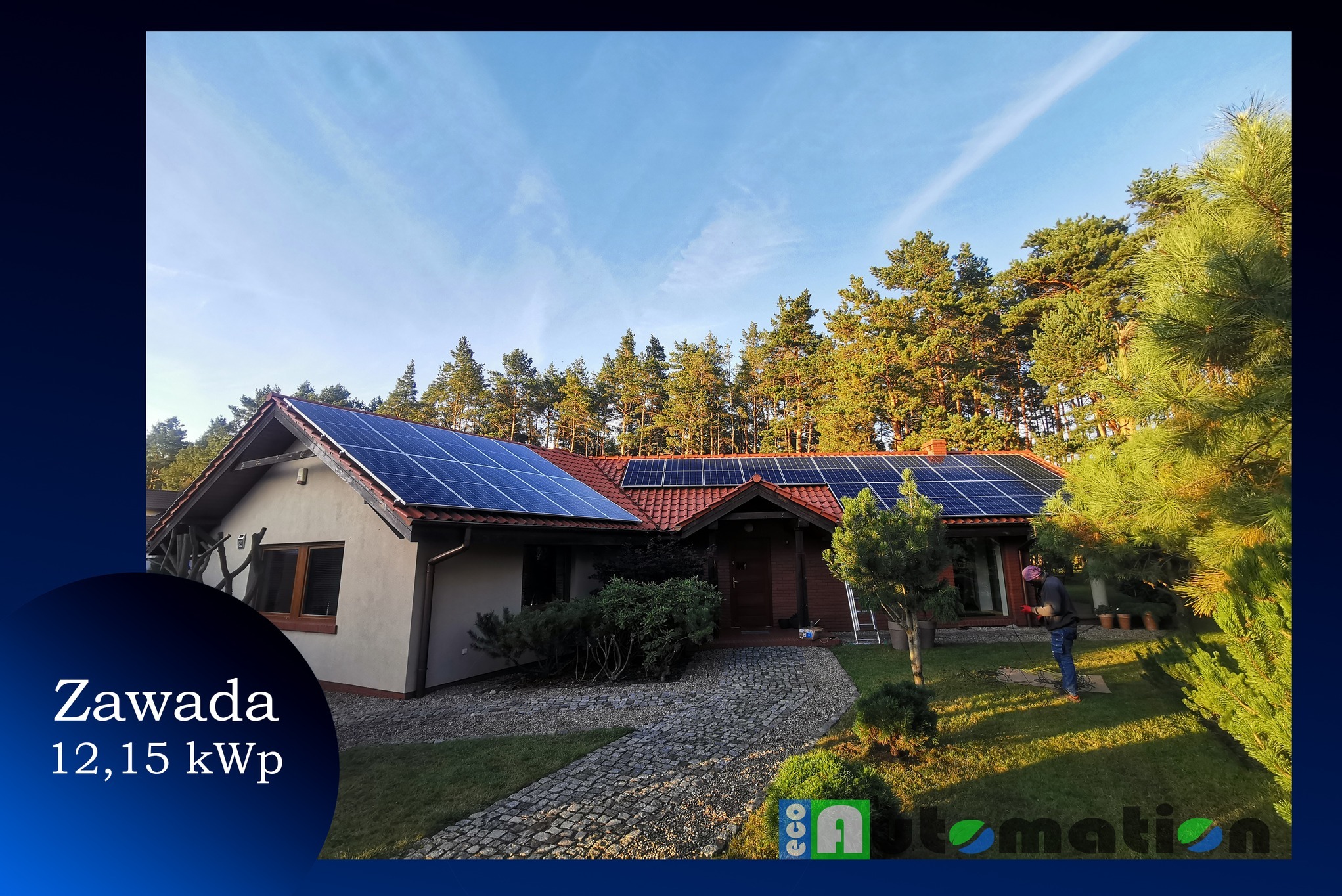 Dom jednorodzinny z panelami słonecznymi na dachu, widoczny instalator przy trawniku, błękitne niebo w tle, logo firmy w dolnej części zdjęcia.