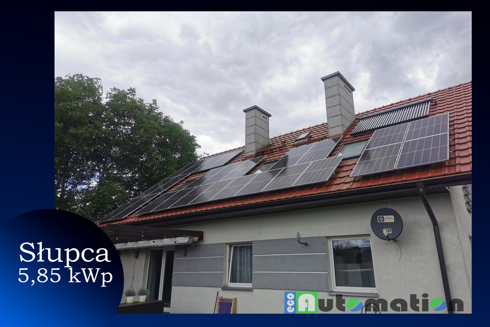 Instalacja paneli słonecznych na dachu domu z czerwonej dachówki, widoczne również kolektory słoneczne, kominy i antena satelitarna.