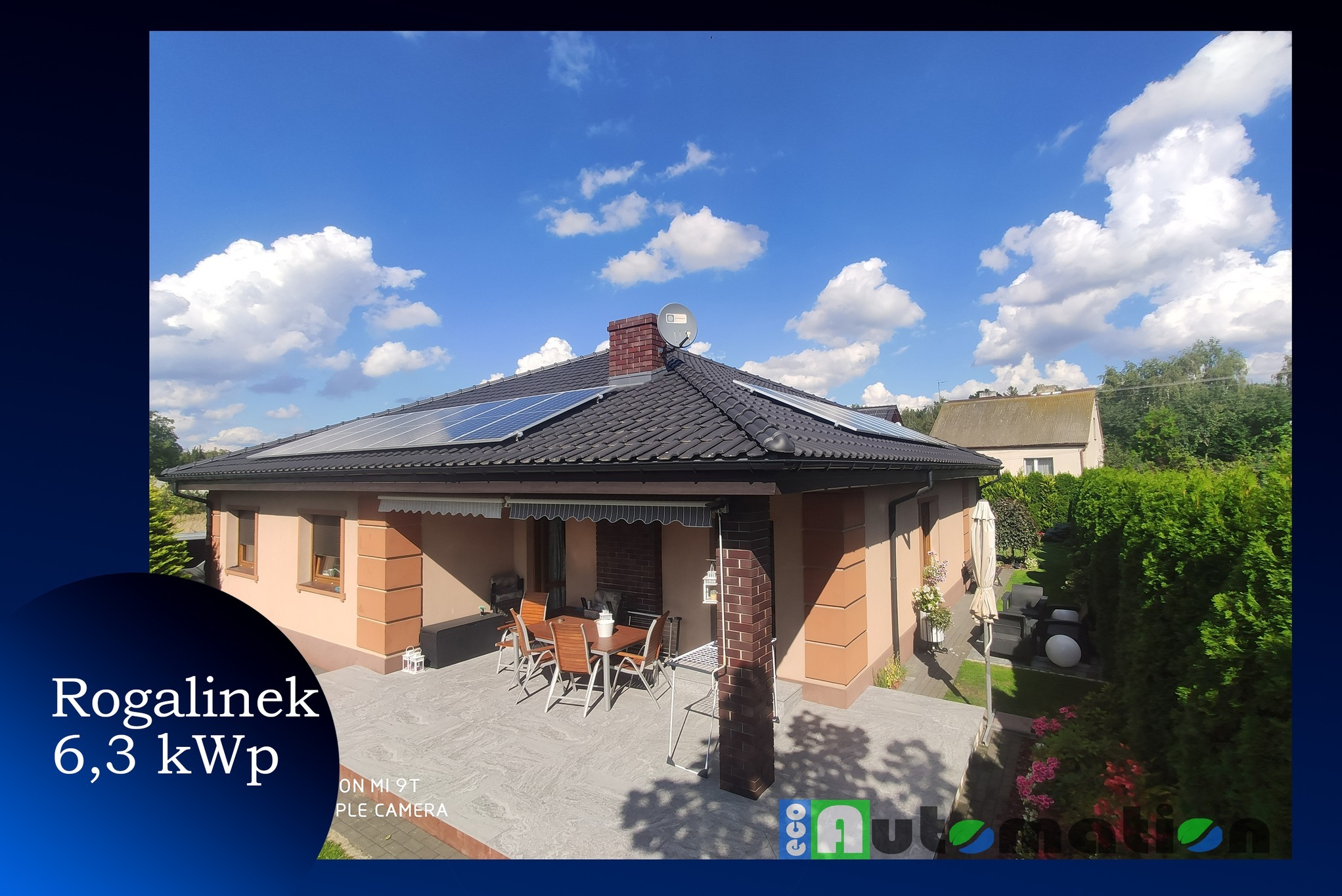 Dom jednorodzinny z zainstalowanymi panelami fotowoltaicznymi na dachu, widok z góry na taras z meblami ogrodowymi i zadbanym ogrodem w słoneczny dzień.