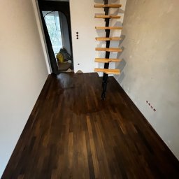 Położenie parkietu klejonego i początek montażu schodów. 