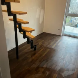 Położenie parkietu klejonego i początek montażu schodów