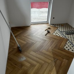 Montaż paneli winylowych. 