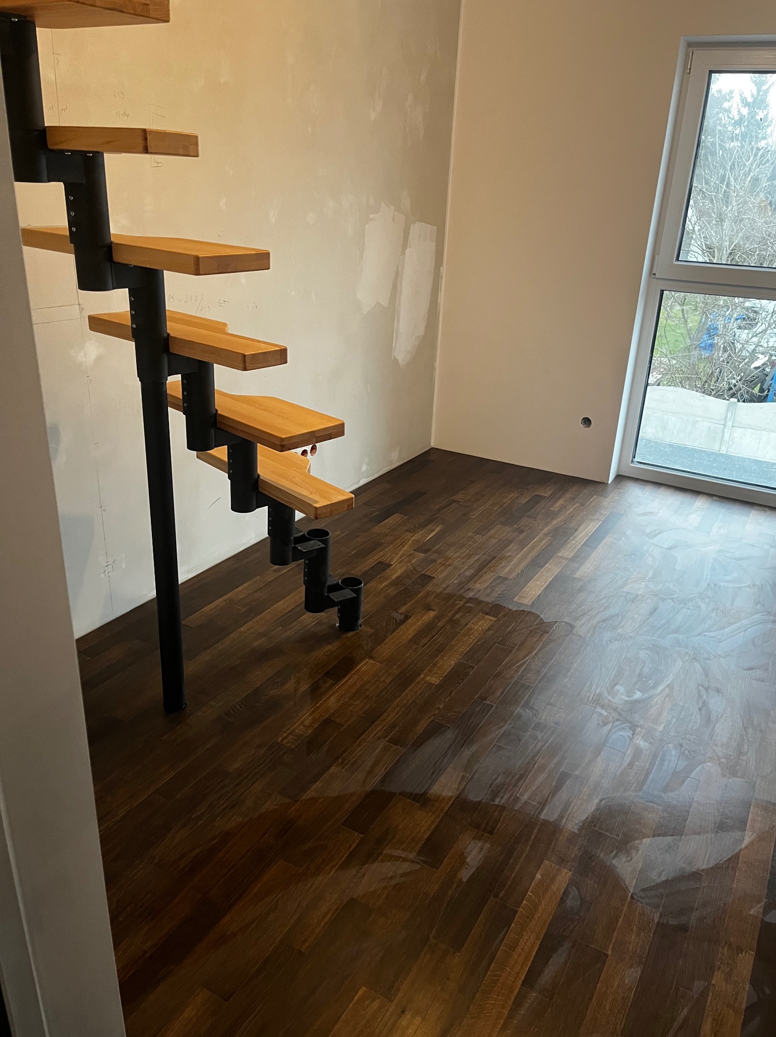 Położenie parkietu klejonego i początek montażu schodów