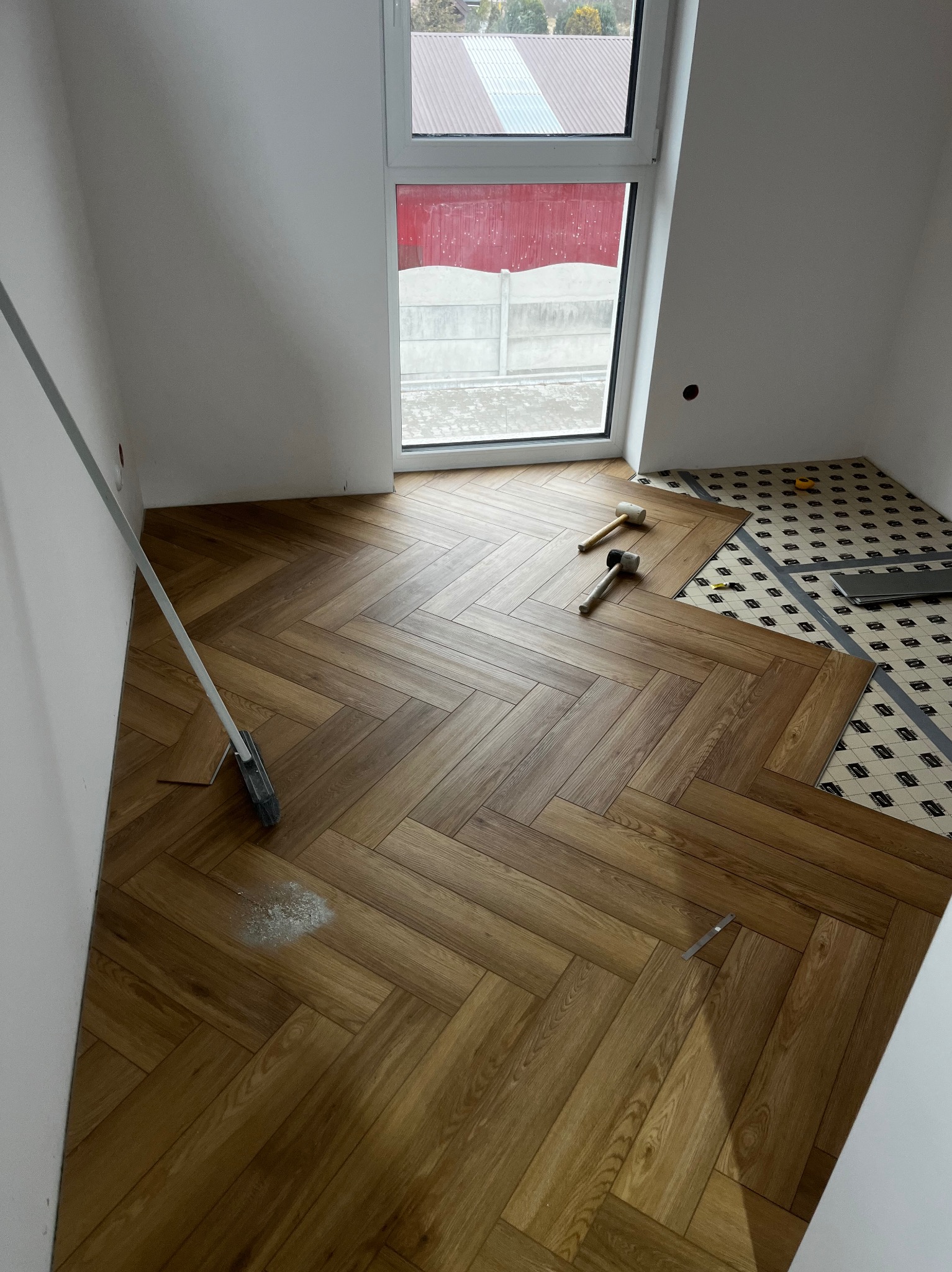 Montaż paneli winylowych.