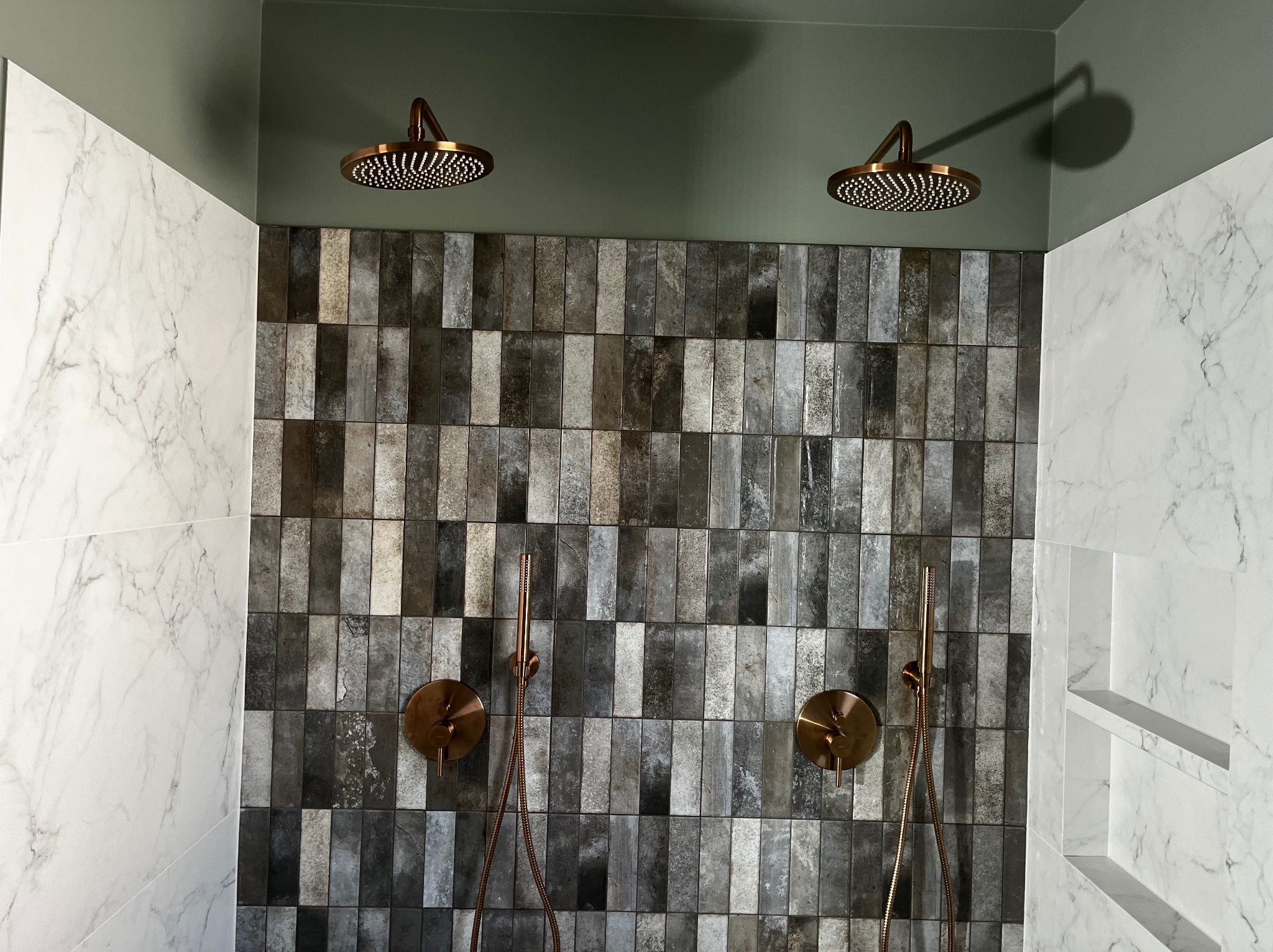 Kabina prysznicowa w trakcie wykończenia.