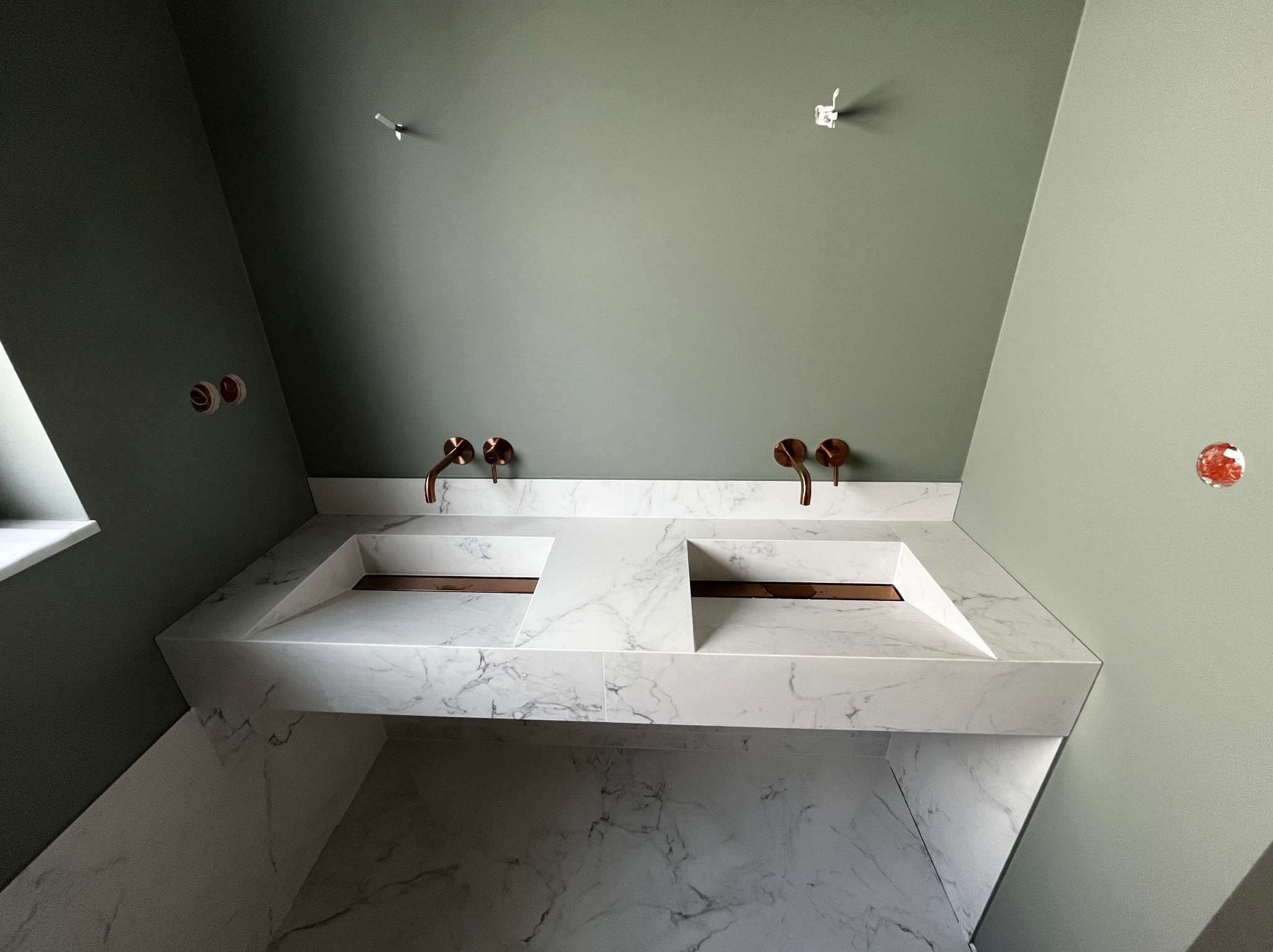 Umywalki wpuszczane w blat.