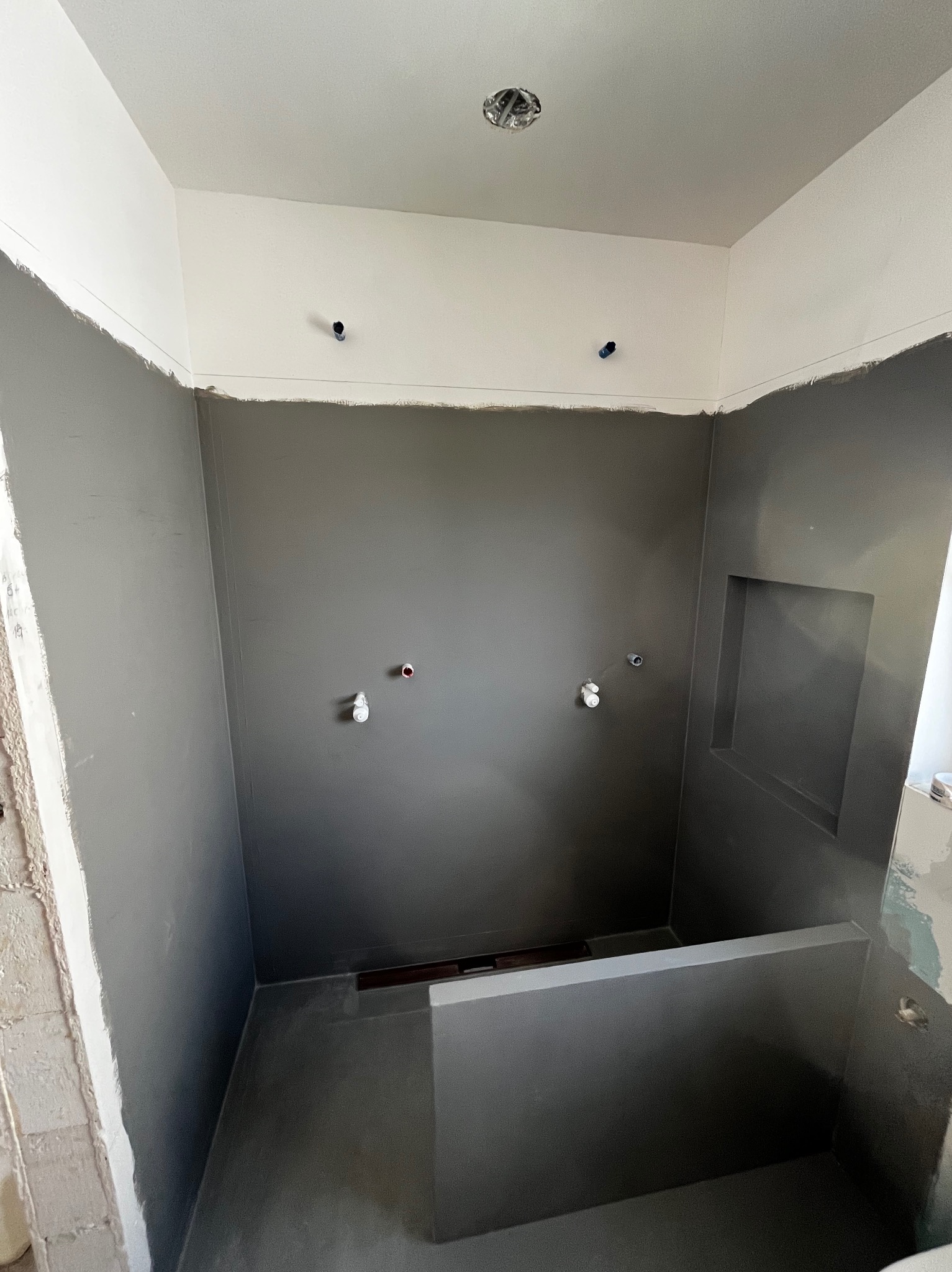 Przygotowanie i izolacja przed wodą kabiny prysznicowej.