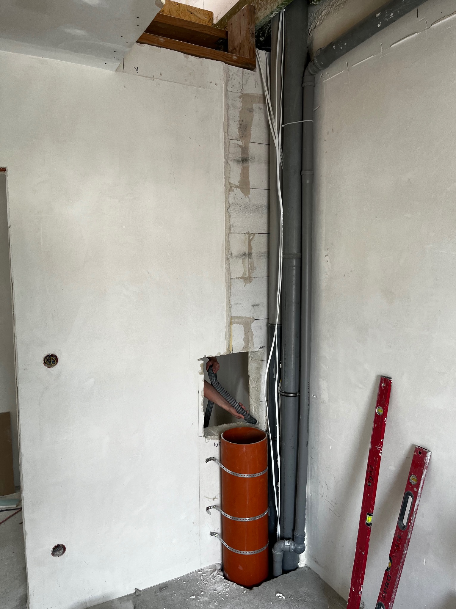 Wykonanie zsypu na brudną bieliznę do pralni.