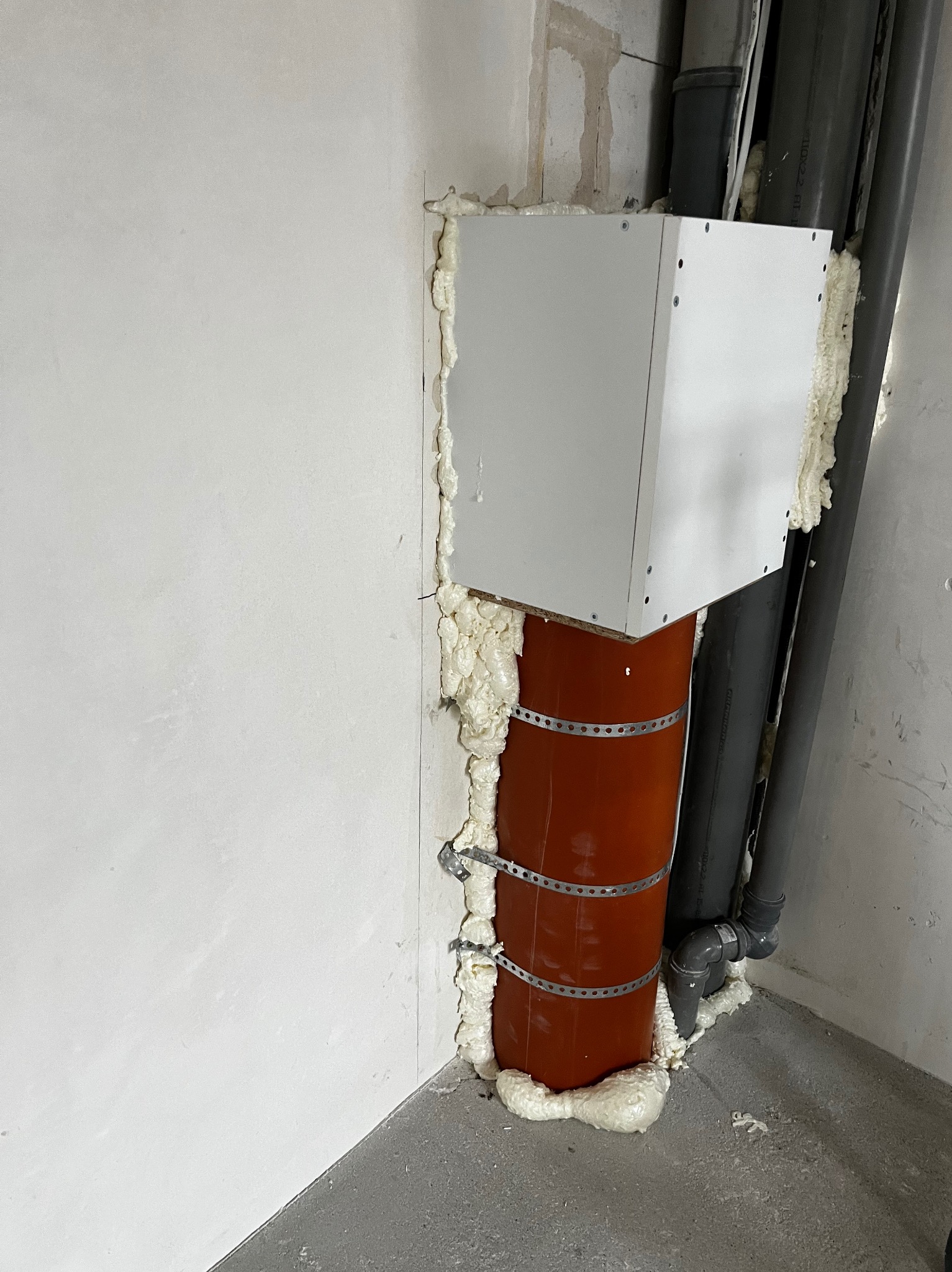 Zsyp na brudną bieliznę przed zabudową.