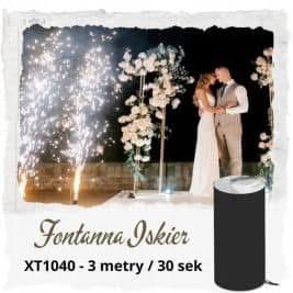 Para młoda w objęciach podczas wesela, otoczona fontannami iskier i kwiatowymi dekoracjami. Na pierwszym planie czarny cylinder.