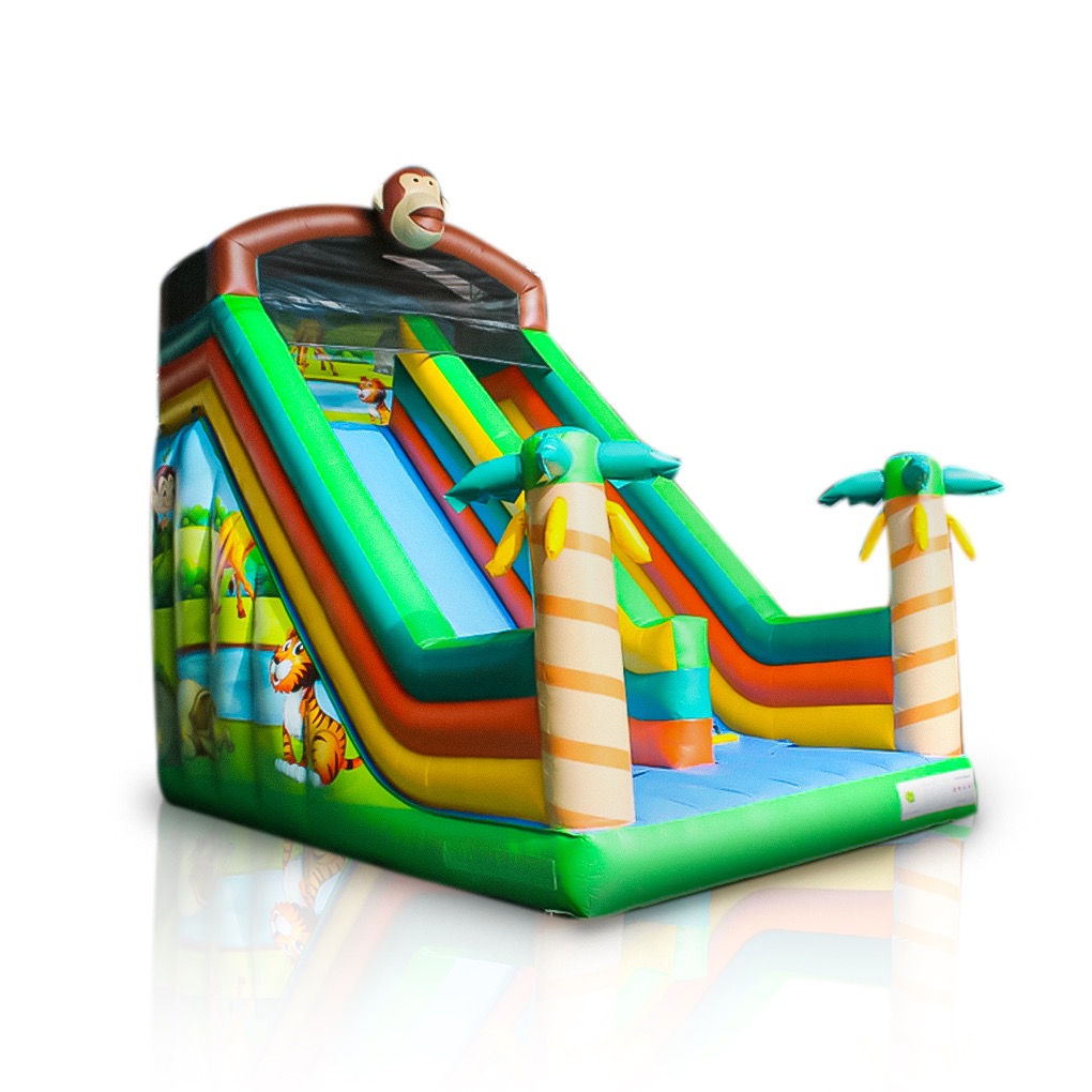 Kolorowa dmuchana zjeżdżalnia z motywem dżungli, ozdobiona figurką małpy na szczycie i nadrukiem tygrysa na boku, imitująca palmy po bokach, widoczna na białym tle z odbiciem.