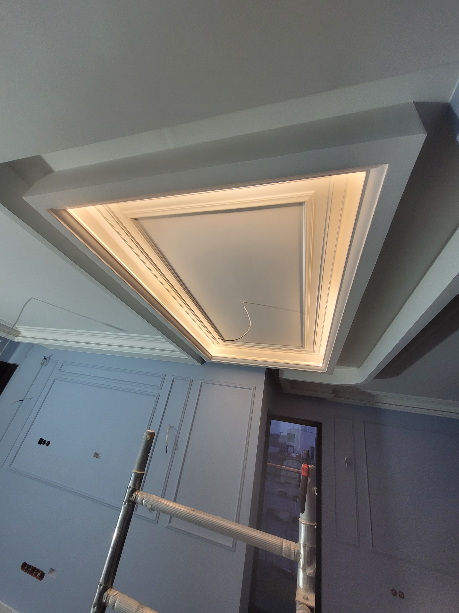 Sufit z dekoracyjną ramą i oświetleniem LED w trakcie prac wykończeniowych w Gdańsku, widoczna drabina malarska.