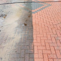 Fornalpol - Częściowo wyczyszczona kostka brukowa w jodełkę, widoczna różnica między brudną, mokrą powierzchnią a czystą, suchą częścią.