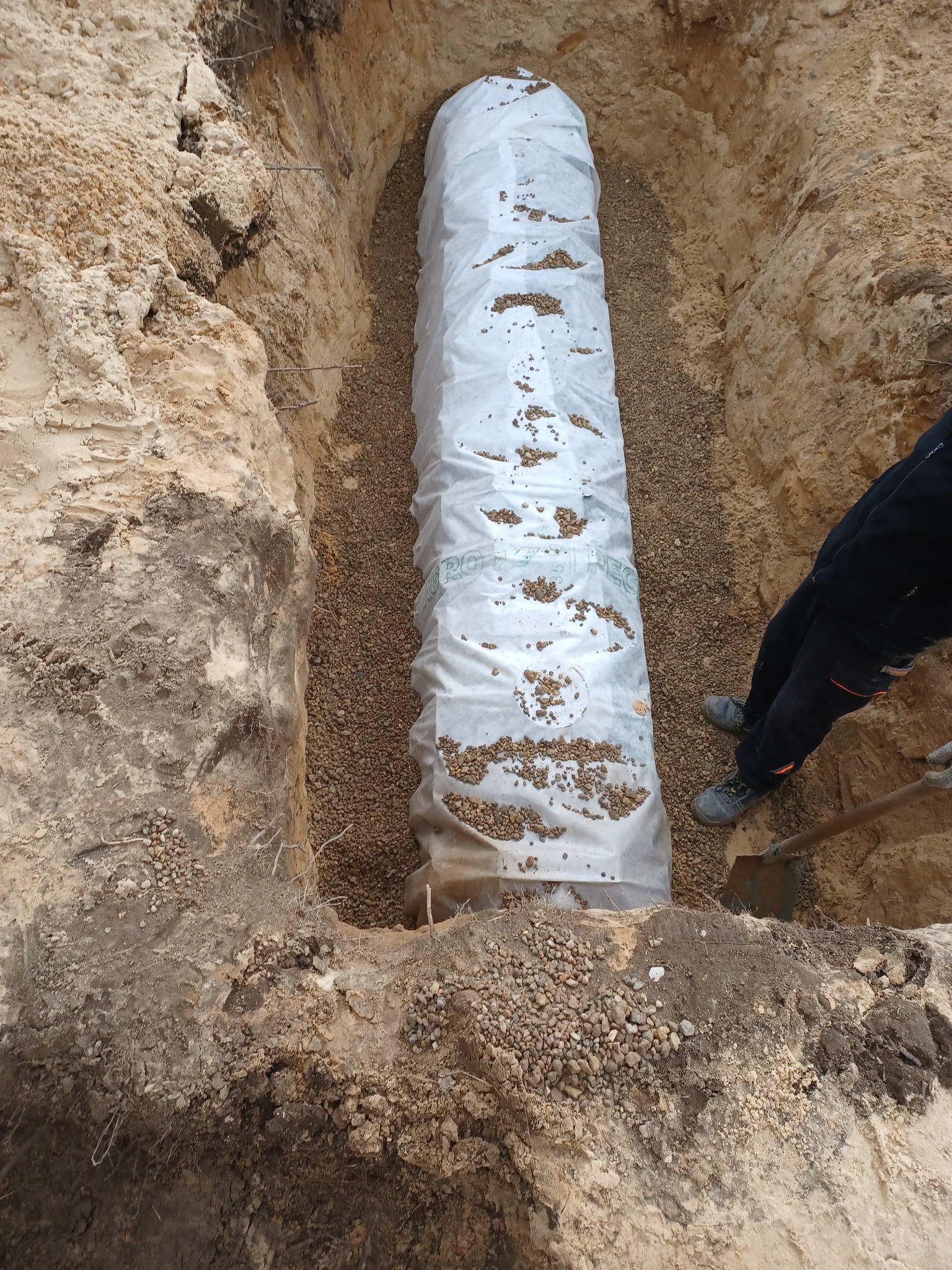 Zbiornik na deszczówkę z pompą i skrzynki rozsączające