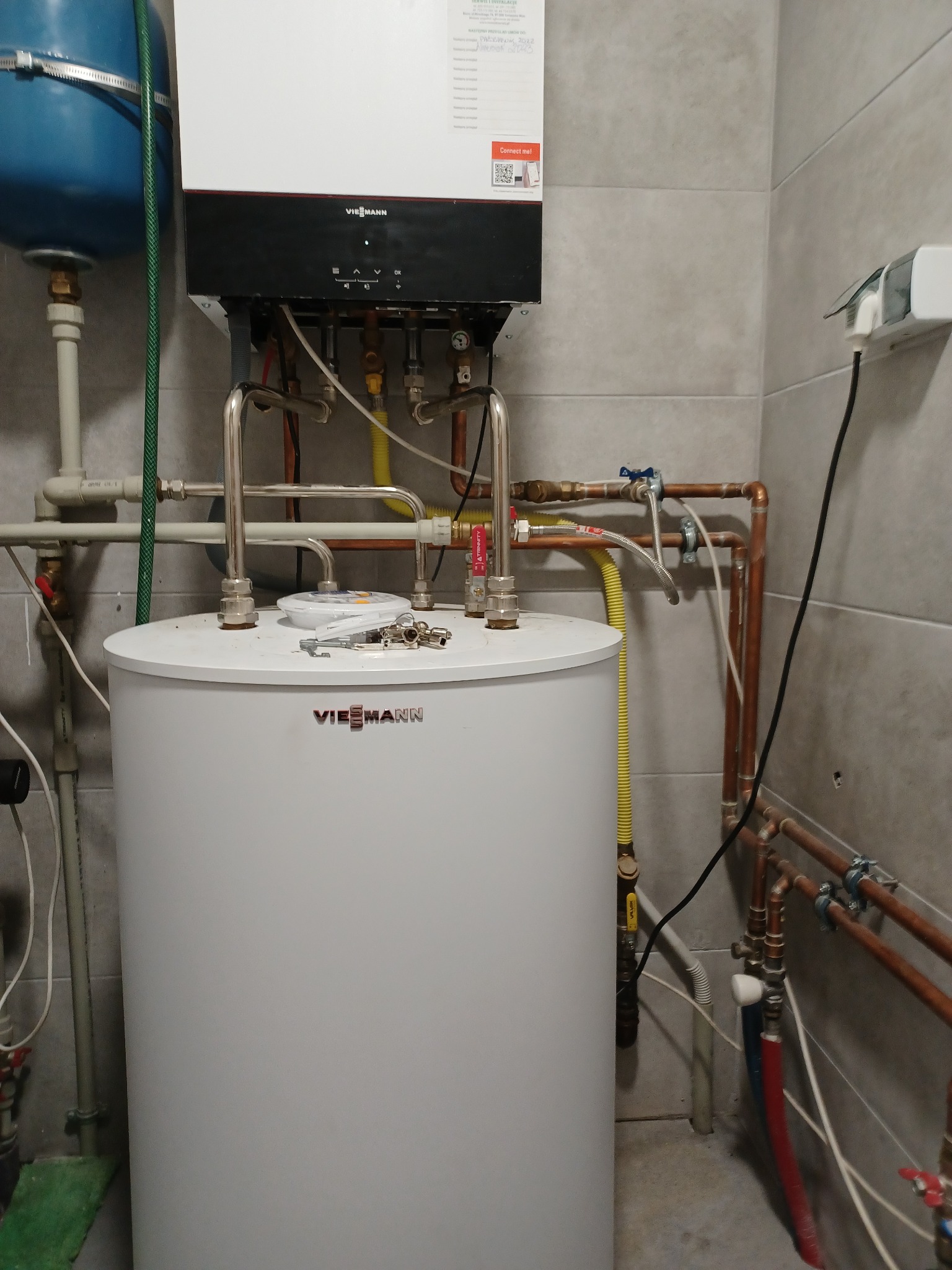 kotłownia gazowa i podłogówka z grzejnikami ze sterowaniem radiowym