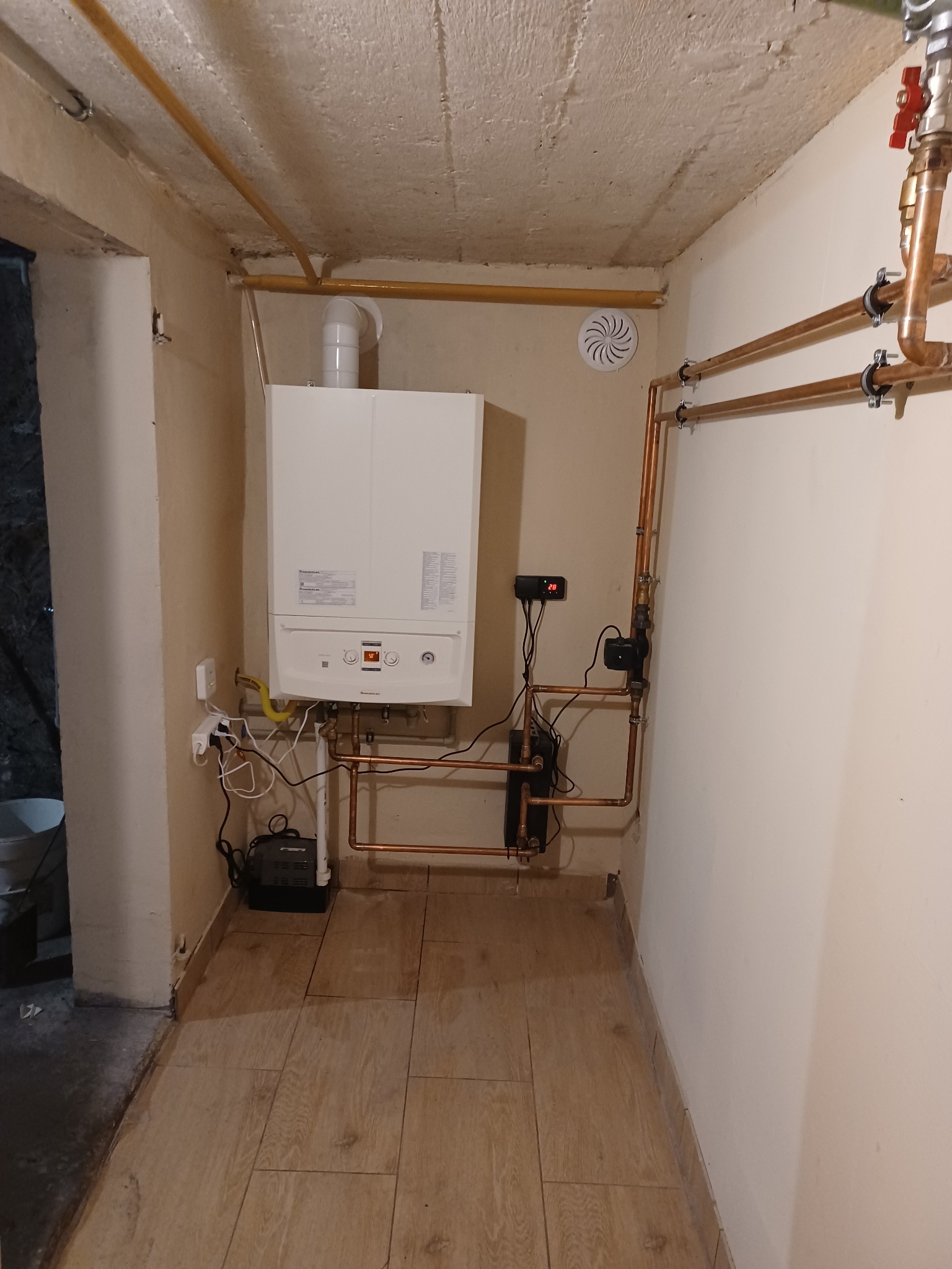 Kocioł gazowy współpracujący z kotłem węglowym