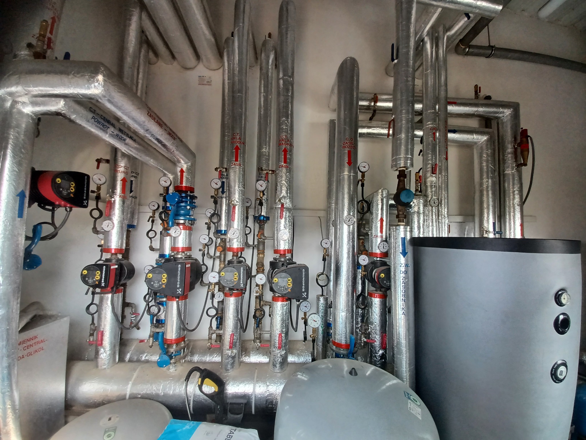 Rozdzielacz kotłowni 450 kW z zasobnikiem 500 litrów na ciepłą