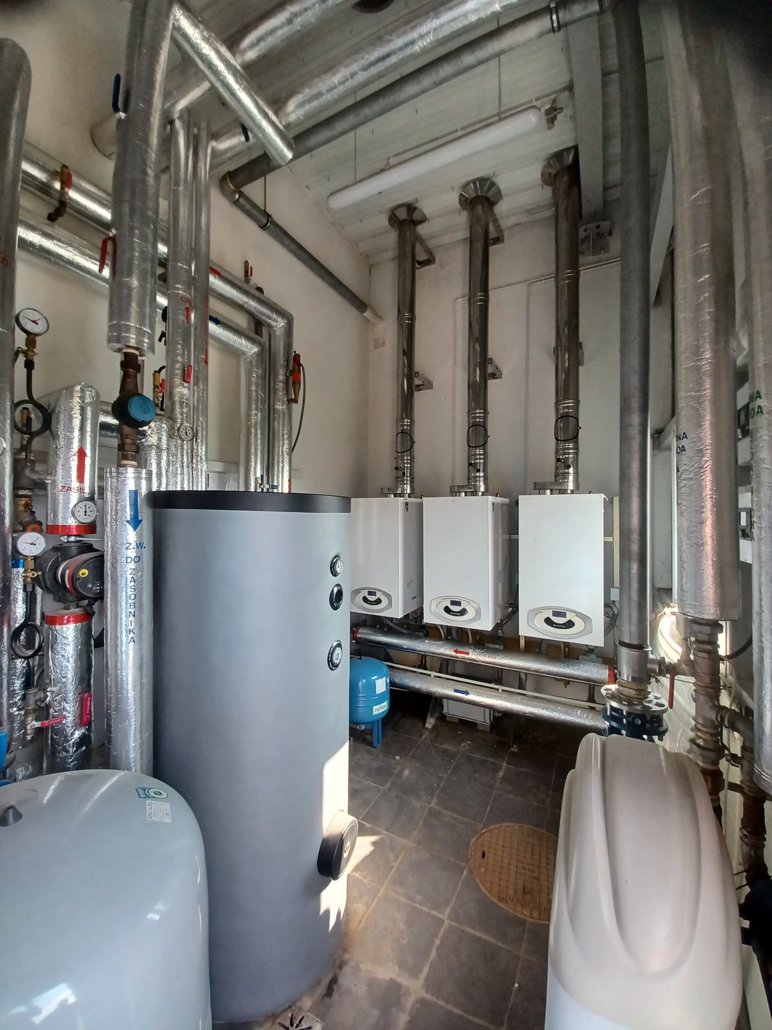 Kotły w kaskadzie 3x150 kW plus podgrzewacz wody 500 l