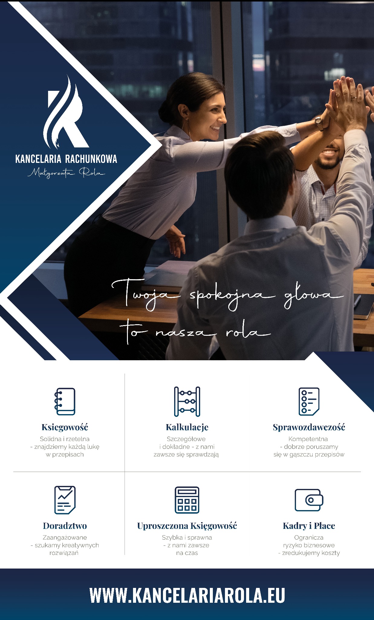 Zespół kancelarii rachunkowej świętuje sukces, dając sobie piątki na tle biura z widokiem na miasto nocą, logo firmy w lewym górnym rogu.