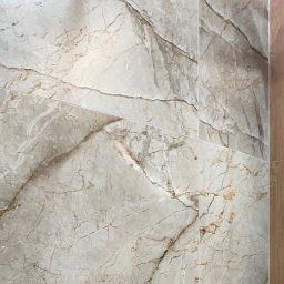 Housesett Tomasz Podkanowicz - Beżowo-szara ściana łazienki wyłożona płytkami imitującymi marmur z widoczną czarną armaturą prysznicową.