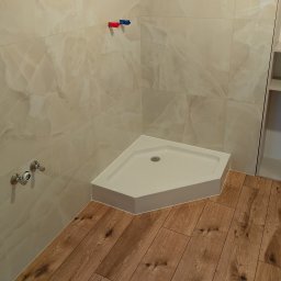 Serhii Ryzhenko - Narożny brodzik w wykończonej łazience z beżowymi płytkami imitującymi marmur i drewnopodobną podłogą z widocznymi zaworami instalacji wodnej.