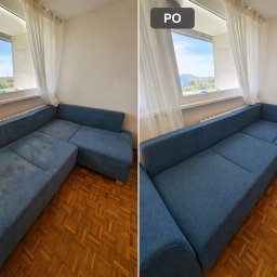 MasterClean - Narożnik z niebieską tapicerką w układzie 'przed i po' czyszczeniu. Po lewej widoczne plamy, po prawej czysta tapicerka. Parkiet w jodełkę, okno z firanką w tle.
