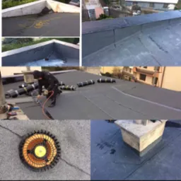 Montaż papy termozgrzewalnej na dachu płaskim z użyciem palnika; widoczne rolki papy, komin i detale wykończenia.