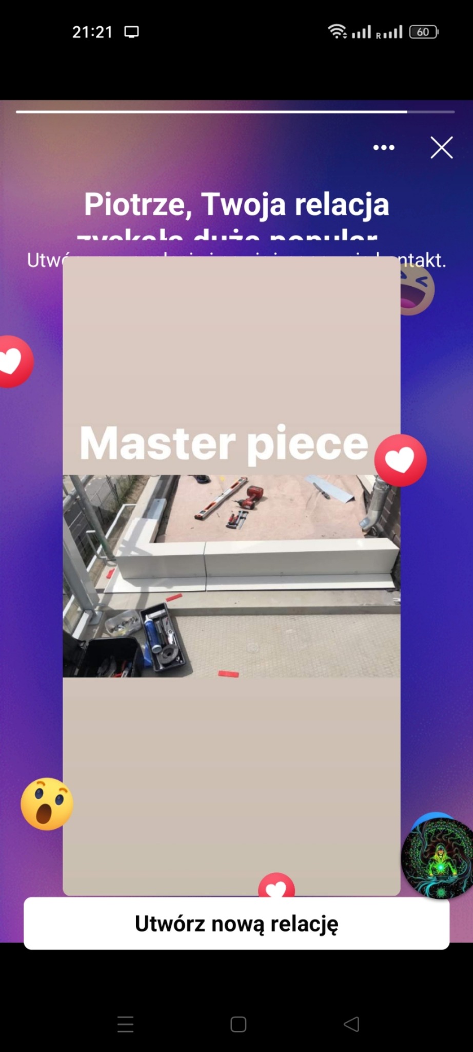 Montaż obróbek blacharskich na dachu, widoczna skrzynka z narzędziami, poziomica i wkrętarka.