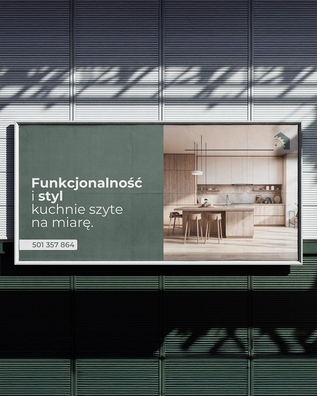Billboard reklamowy z wizualizacją nowoczesnej kuchni na wymiar; po lewej stronie zielona powierzchnia z tekstem 'Funkcjonalność i styl kuchnie szyte na miarę' oraz numerem telefonu, po prawej...