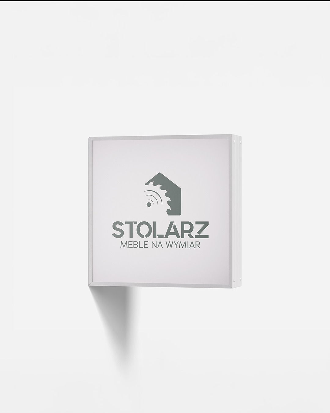 Logo firmy stolarskiej z motywem piły tarczowej w kształcie domu i napisem 'Stolarz Meble na Wymiar' na białym tle.