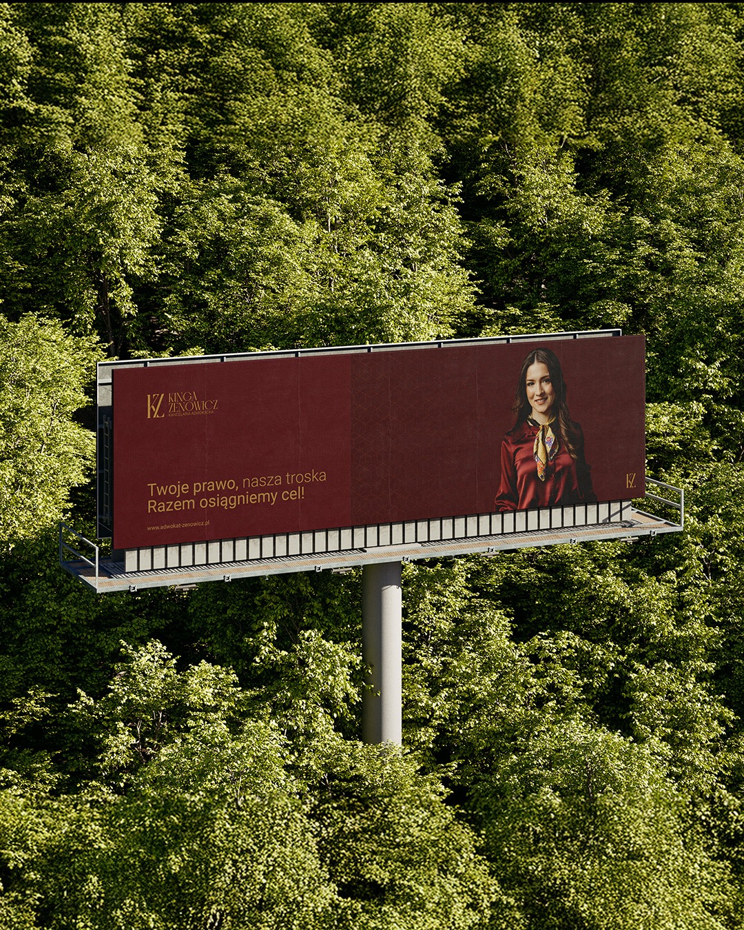 Billboard z wizerunkiem prawniczki na tle zieleni, z hasłem reklamowym i adresem strony internetowej.