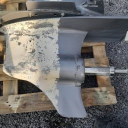 Czyszczenie zwapniałego osadu na elementach silnika łodzi