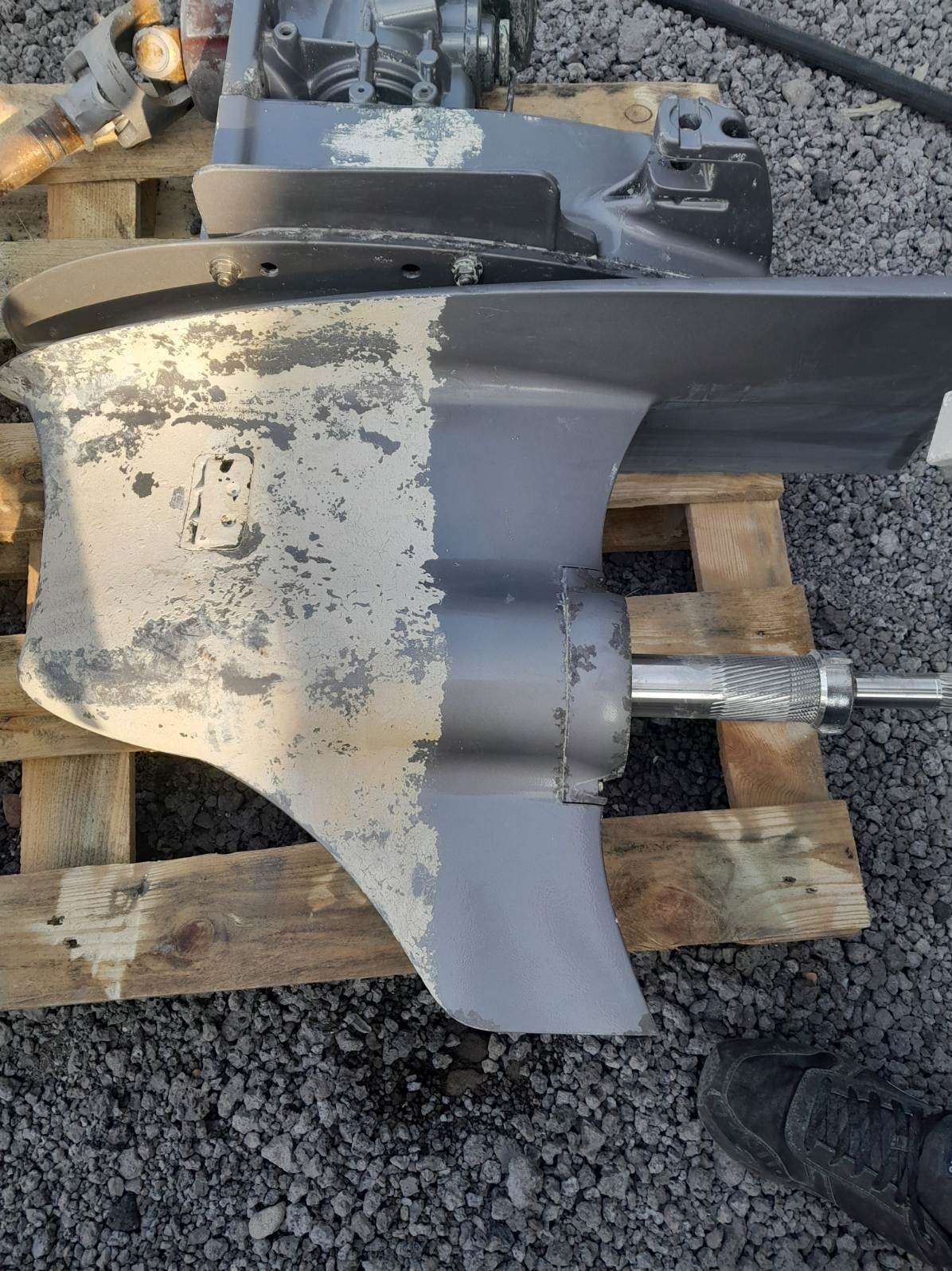 Czyszczenie zwapniałego osadu na elementach silnika łodzi