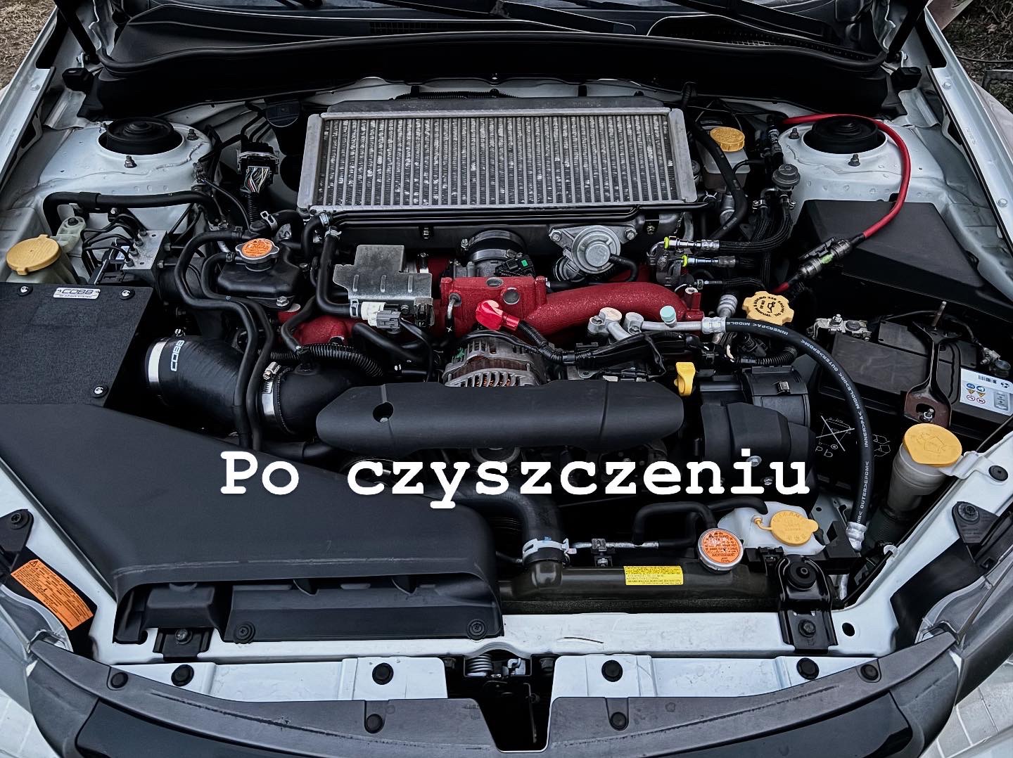 Wnętrze komory silnika Subaru Impreza po zabiegach czyszczących, widoczne elementy silnika w odcieniach czerwieni, czerni i srebra.