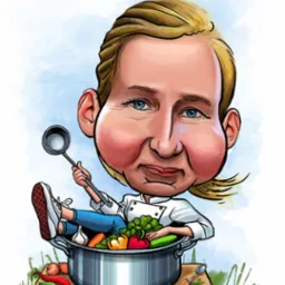 Karykatura szefa kuchni w stroju roboczym, siedzącego w garnku pełnym warzyw, trzymającego chochlę, na tle rozmytego nieba.