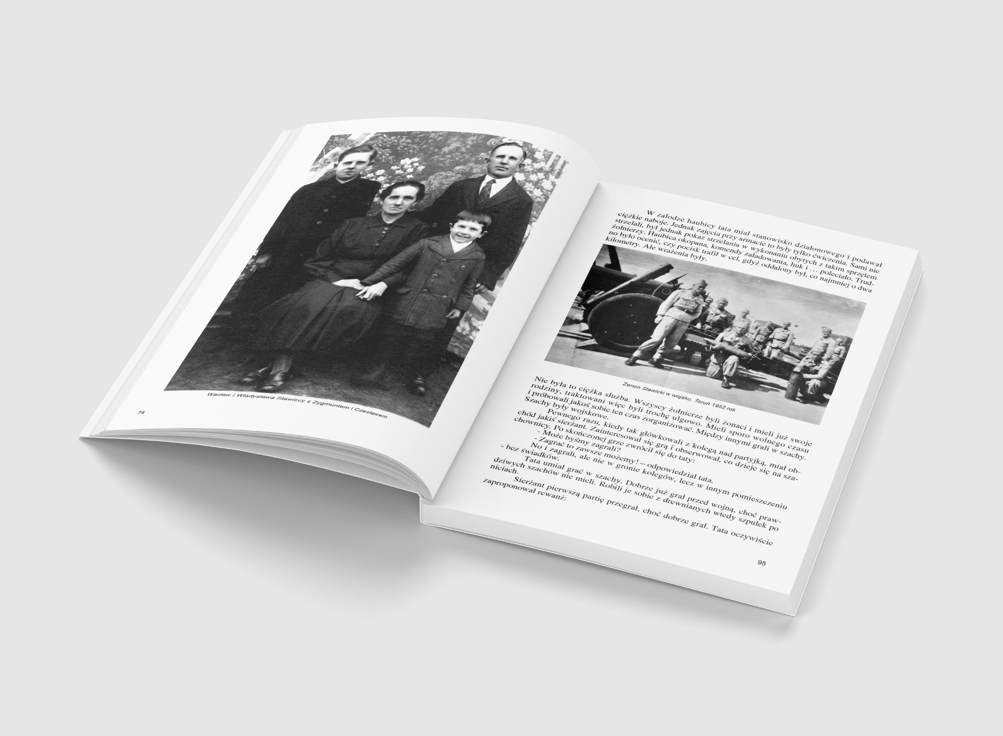 Strona książki z czarno-białym zdjęciem rodzinnym z przeszłości i tekstem o wojsku, Toruń 1952. Fotografia wkomponowana w układ strony, widoczne detale druku.