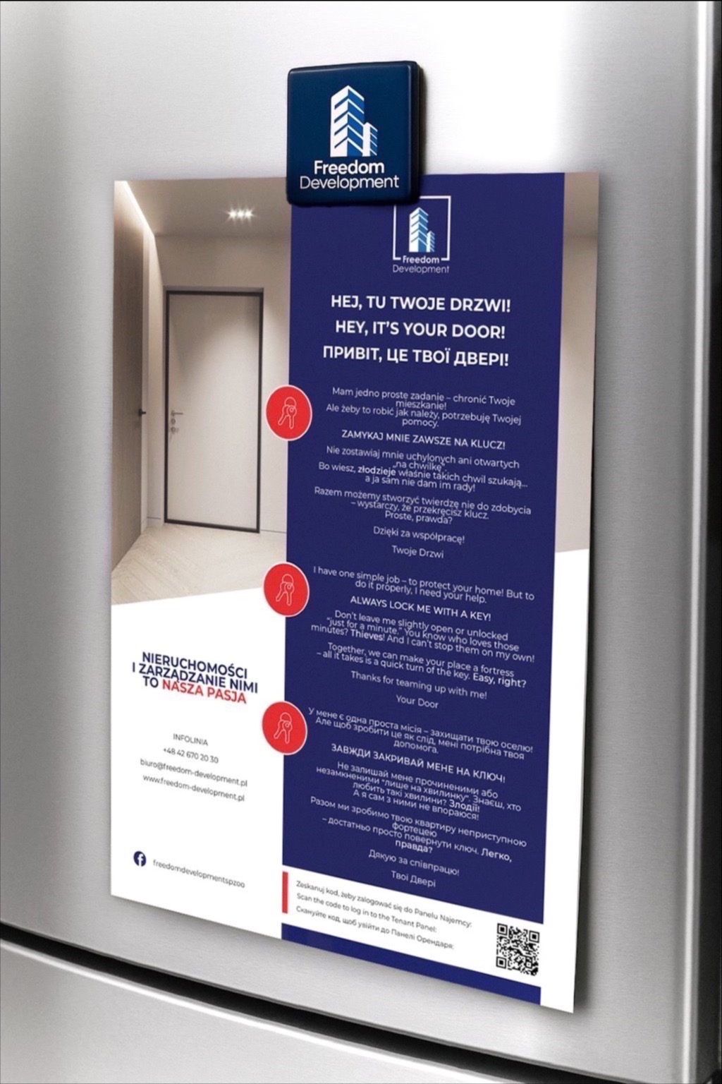 Niebieski magnes z logo Freedom Development przyczepiony do lodówki, obok ulotki informacyjnej o nieruchomościach i zarządzaniu nimi, z hasłem 'Hej, tu Twoje drzwi!'.