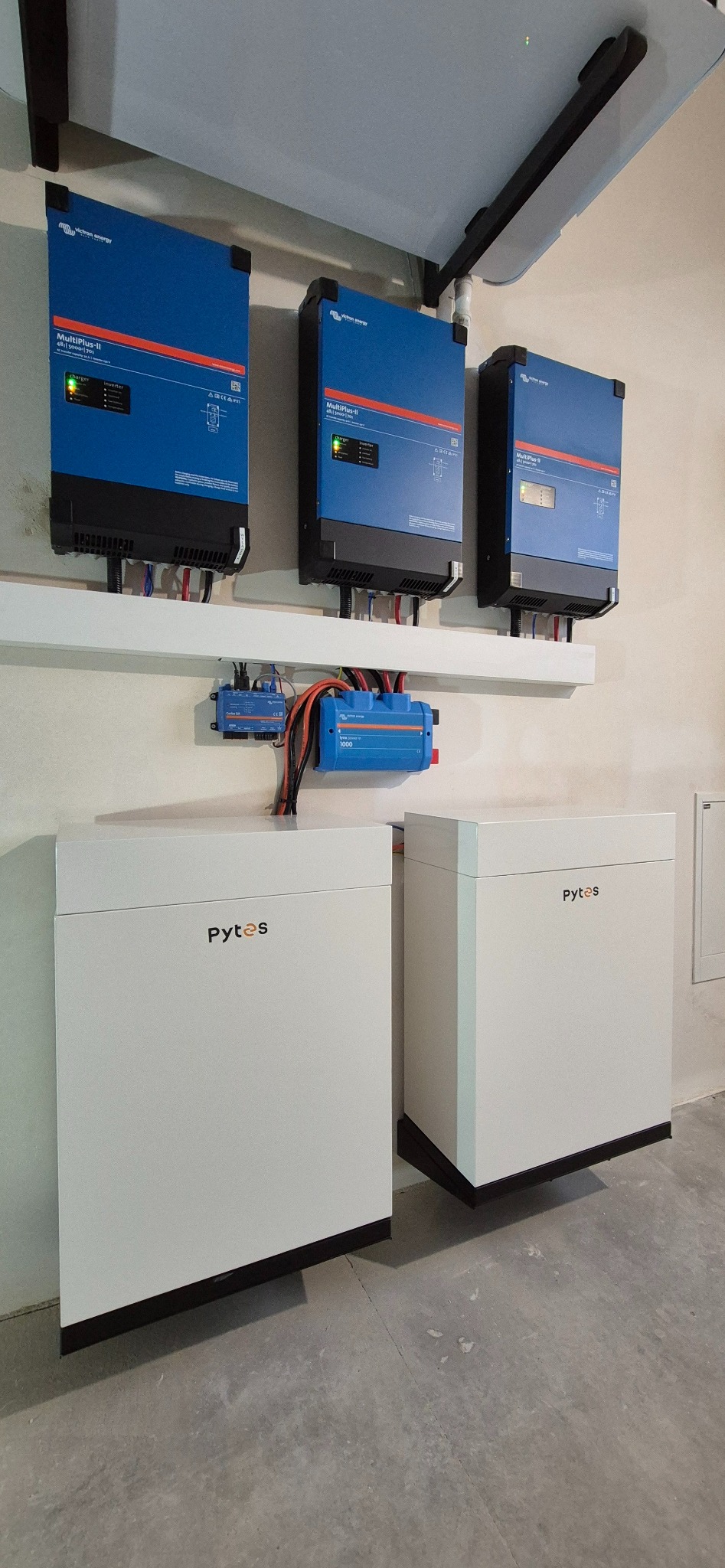 Magazyn energii o mocy 15kW i pojemności 20kWh. System VICTRON, off-grid. działa z dowolną instalacją fotowoltaiczną.