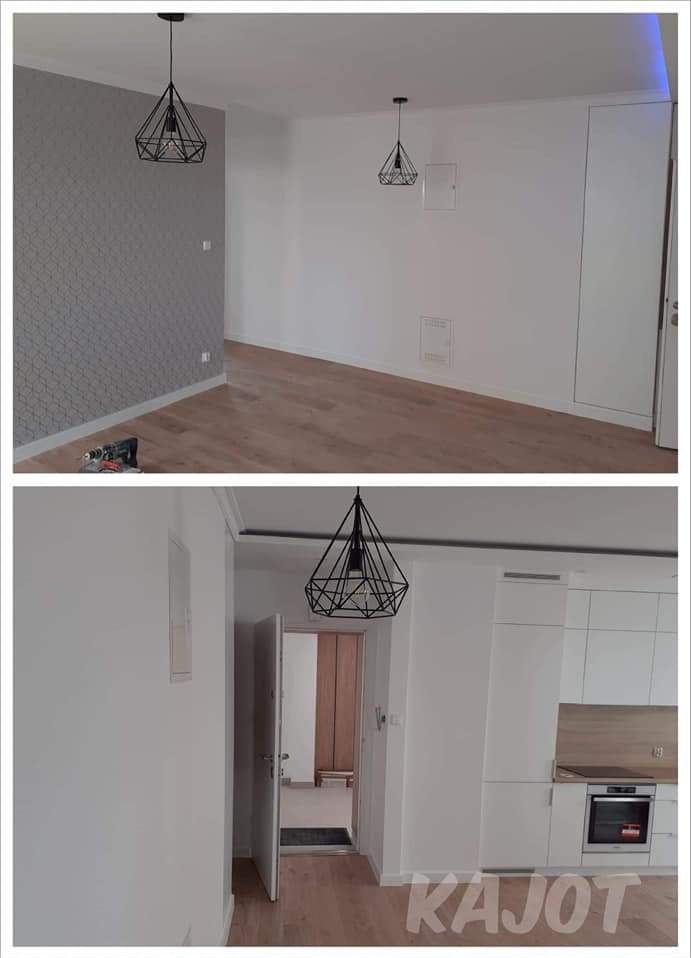 Dwuczęściowe ujęcie wnętrza: z góry widok na pokój z szarą ścianą z wzorem i drewnianą podłogą, z dołu widok na kuchnię z białymi szafkami i otwartymi drzwiami do innego pomieszczenia.