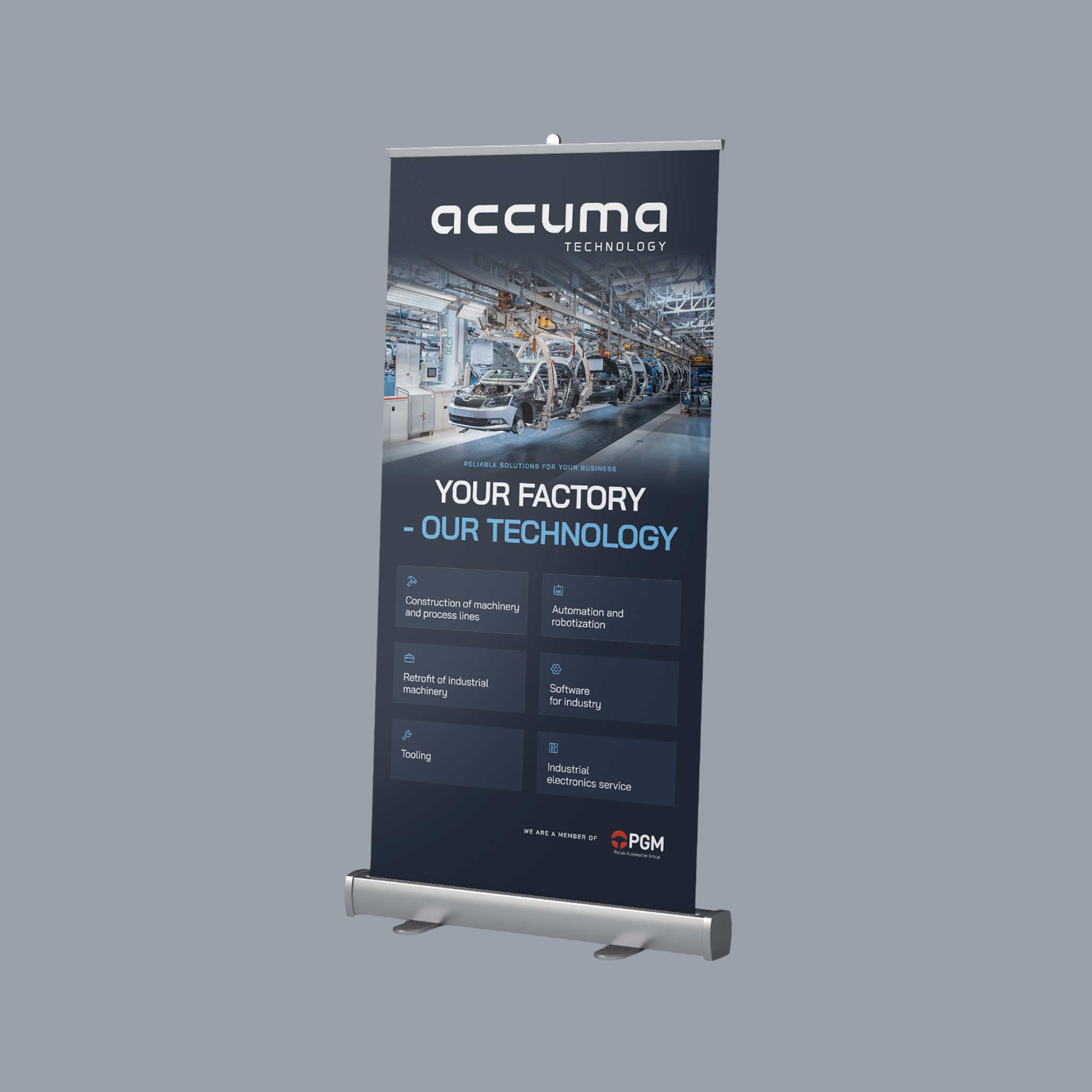 Rollup reklamowy firmy Accuma Technology z wizualizacją linii produkcyjnej i hasłem 'Your Factory - Our Technology'. Ciemne tło, jasne logo i srebrna podstawa.