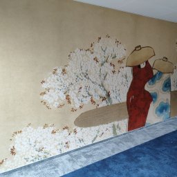 polianskyi.stroi - Beżowa ściana z ręcznie malowanym, japońskim motywem kwitnącej wiśni i postaci w tradycyjnych strojach. Dekoracyjne wykończenie wnętrza z artystycznym akcentem.